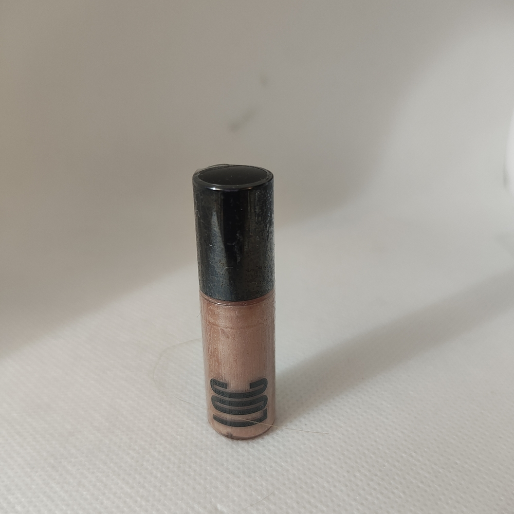 LOC Elegant Beige Luminous Lip Gloss Brand New And Sealed - Picture 3 of 4